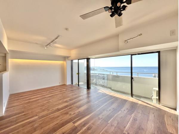 バルコニー越しに広がる相模湾。日常が絵になるリビングビュー！