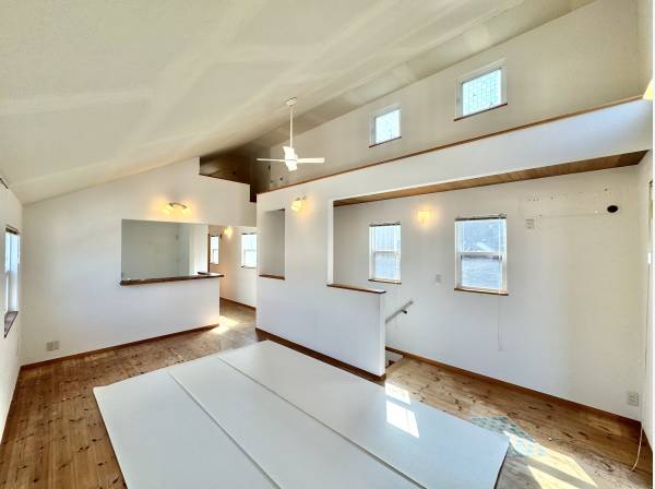 吹抜けが心地よい、光広がるリビング空間。