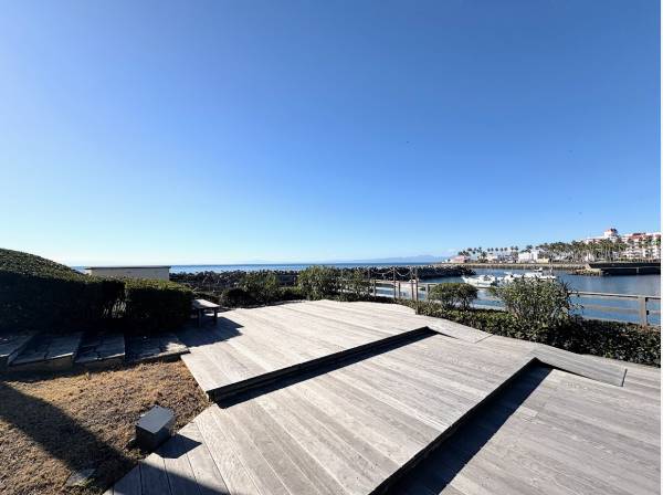 ウッドテラスを散歩してゆったりと過ごせます