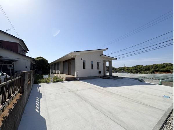 広い敷地に駐車スペースとお庭が印象的。