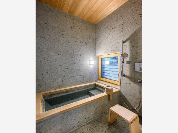 十和田石を贅沢にあしらった、まるで温泉旅館のような上質空間