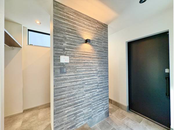 SICが靴やアウターを収め、常に美しく整った空間でゲストを迎えます