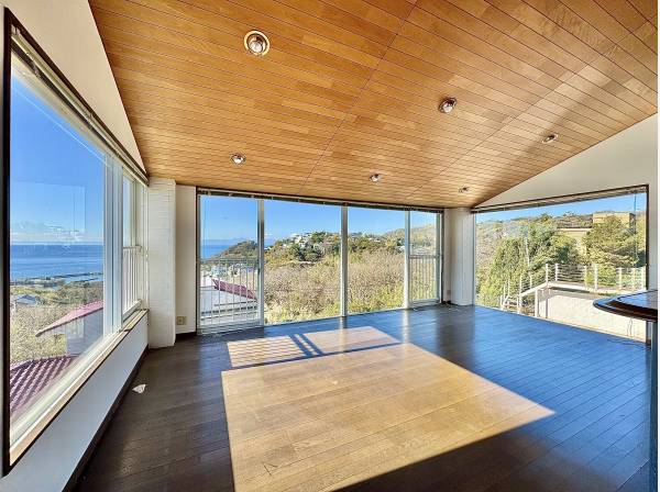 木天井とガラス越しの青。室内にいながら、屋外のような迫力。