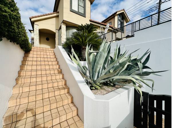 門扉前に植えられたアガベ/リゾートな雰囲気を演出