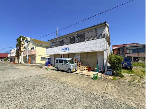 お隣は現役の酒屋さん。