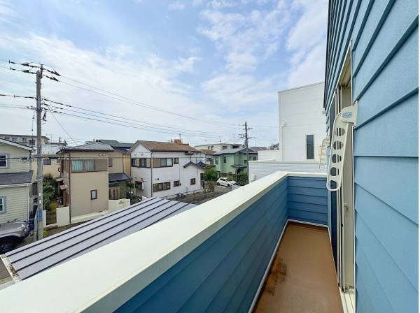 低層住居エリアなので遠くまで見渡せます。解放感がいいと思います。