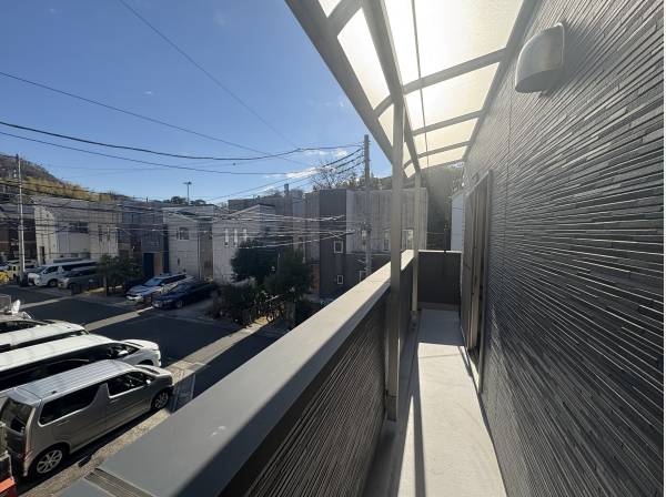 L字型のバルコニーは日当たりも良く洗濯物もすぐ乾きそうです！