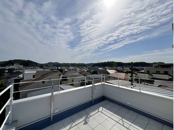 ルーフバルコニーからは鎌倉の美しい山並みも眺めます。