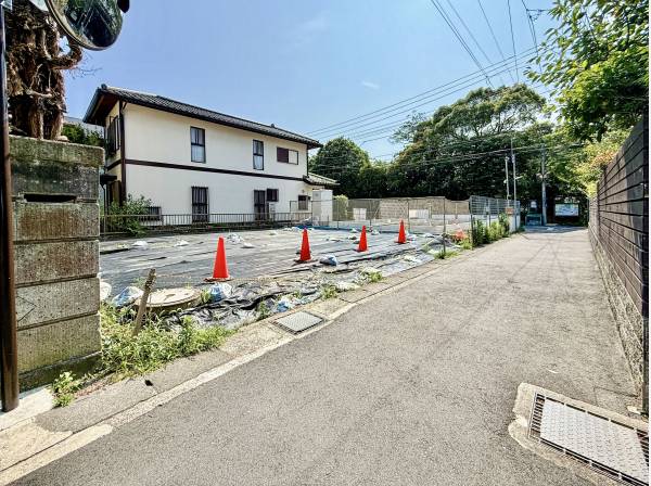 前面道路も広めで、お車の駐車も楽にできます