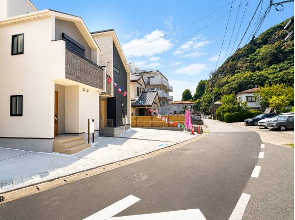 ゆとりある前面道路に面した全2棟。並列2台駐車可能な新築分譲住宅です。