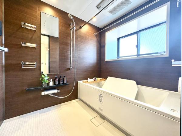 窓のあるゆったりとしたバスルーム