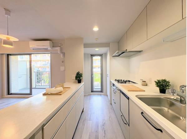 キッチンの奥には勝手口もついています