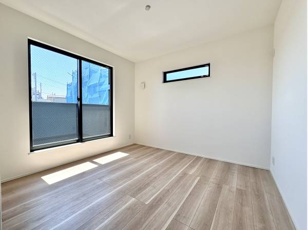 洋室は全４部屋、日当たり良好な印象です。