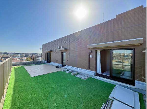 愛犬も走り回れるルーフバルコニー