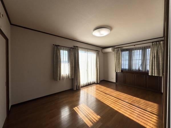 カーテン越しの光が床に描く午後。時間の流れを静かに感じる一室。