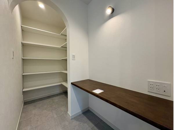 キッチン横にはカウンター、アーチ壁の先にはパントリースペース