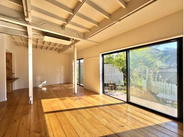 梁と木床がつくる、ラフで心地いいビンテージ空間。