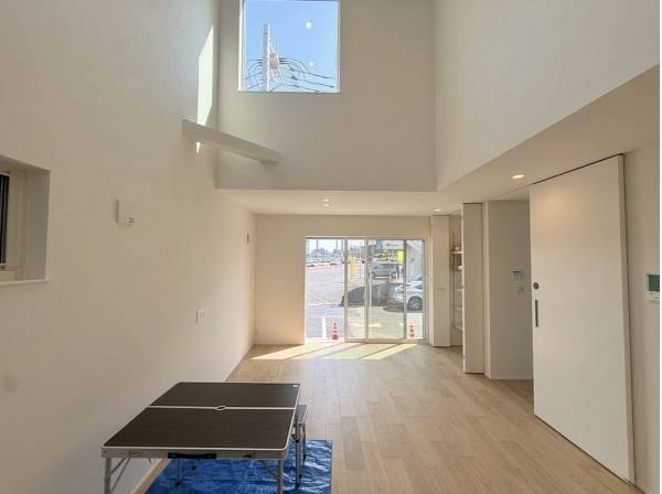 勾配天井で開放的なリビングルーム