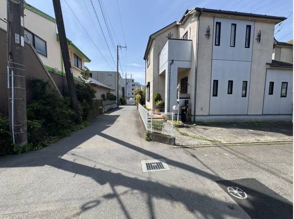 対面の道路は南側に伸びており玄関を開けた時の開放感が違います