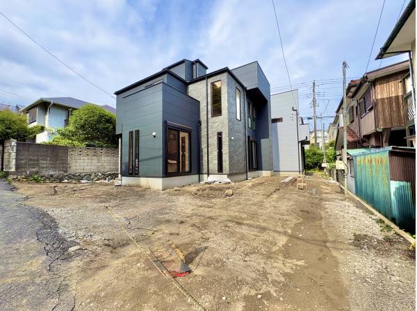 閑静な住宅地に馴染む落ち着いた色合いの外観