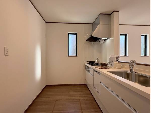 システムキッチンは広々としており背面にカップボードを置いても◎