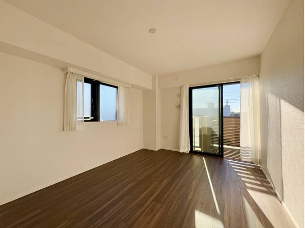 主寝室は約8帖の陽当たり良好な空間