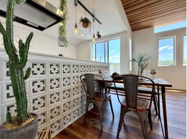 キッチンの腰壁はお洒落な花ブロックデザイン