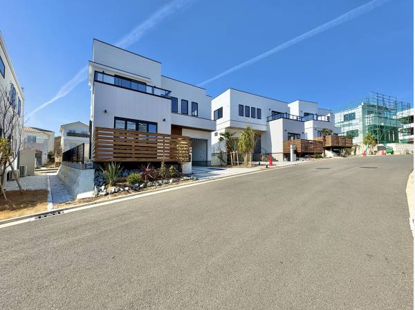 質感、空気感、時代感にこだわった邸宅が建ち並びます