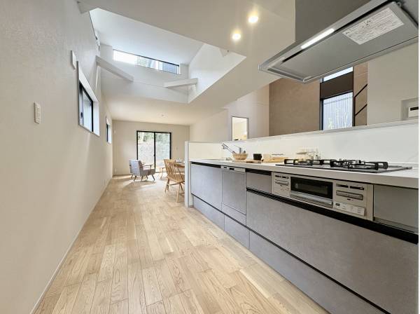 最新設備で楽々料理。開放感あるキッチンルーム