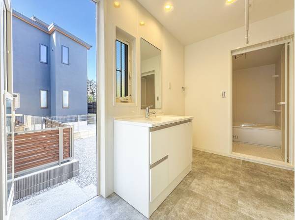 1階はサブエントランスからバスルームへ直行できます