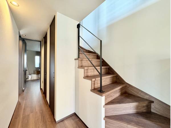 手すりにはアイアンを採用し、床材には温もりある木材を使用。美しい内装