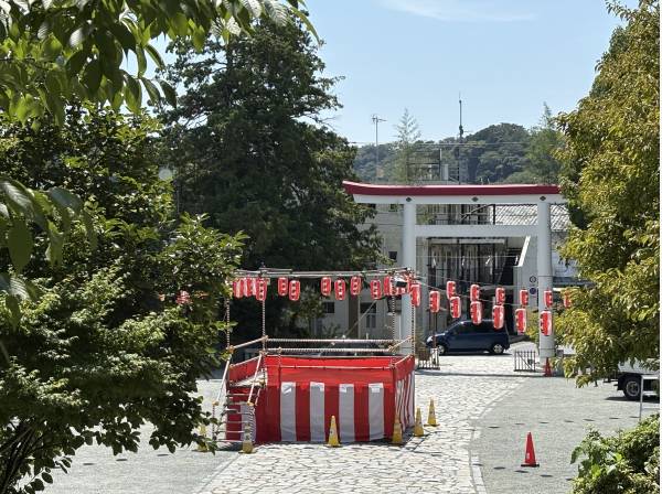 由緒ある鎌倉宮の参道沿いに位置する来訪者の記憶にも残る環境(約120ｍ)