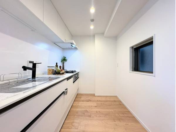 白を基調としたシステムキッチンです