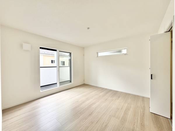 朝日を迎えるバルコニー付きの洋室