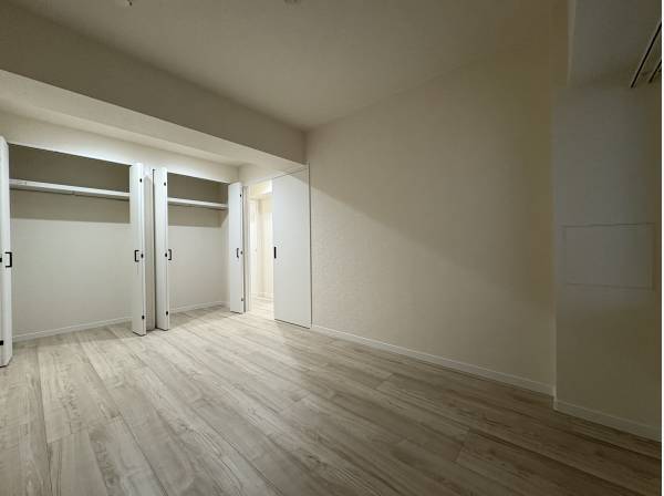 6帖用室。２分のクローゼット付きです