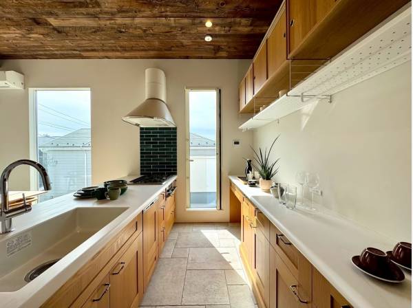 カップボード付きのキッチン