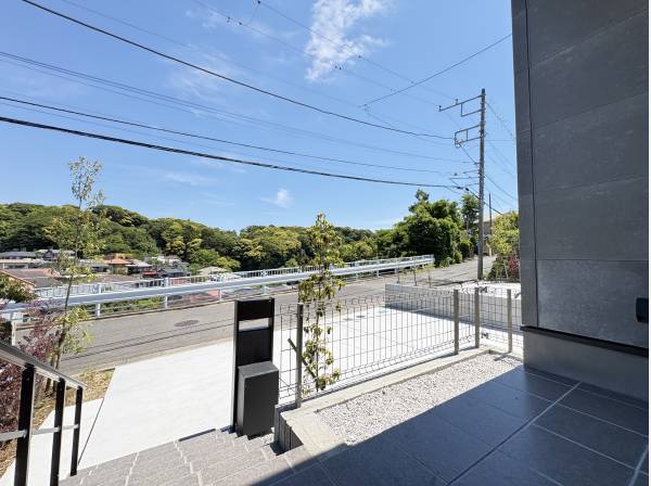 玄関前のこの抜け感！稲村ガ崎では珍しいです。
