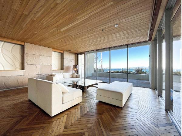 大パノラマの海景がどーんと広がるホテルライクなエントランス