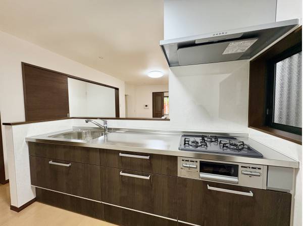 家族との会話を楽しむ対面式のシステムキッチン