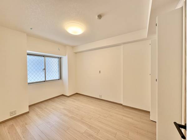 やわらかな光が入る心地よいベッドルーム