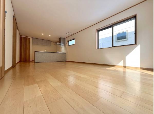 明るい光が射し込む広々としたLDK 家族団らんの時間を楽しめます