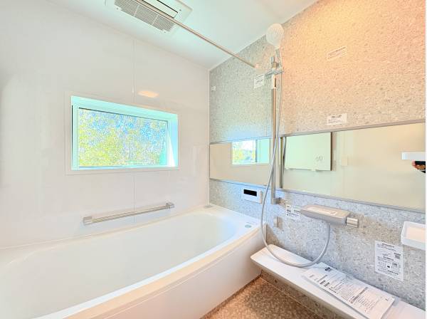 竹林を望むバスルーム