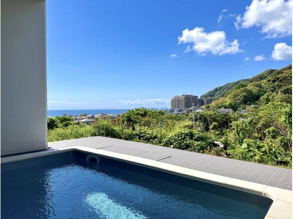 プールからも海を一望できます