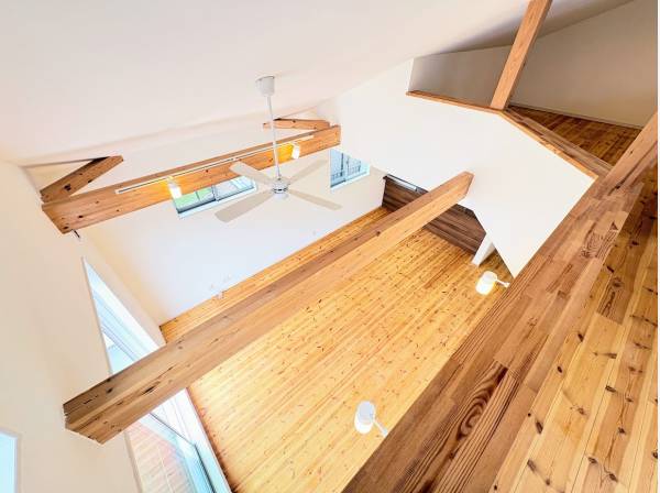 吹き抜けから見たLDK