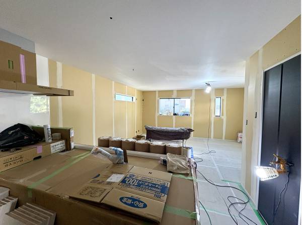 これから仕上がる空間の広がりを感じる室内工事の様子