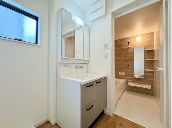 収納明るさ十分な洗面台