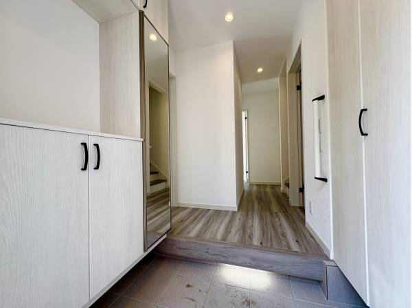 豊富な収納棚が備わる玄関ホール！