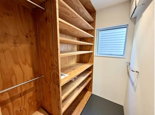 家族分の靴もまとめてしまえる、ゆとりある玄関収納です