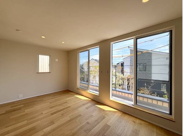 大開口サッシから光が差し込む、約10.3帖の明るい洋室。