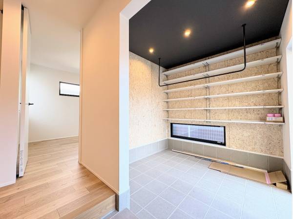 玄関横には大きな土間スペース、趣味が捗ります